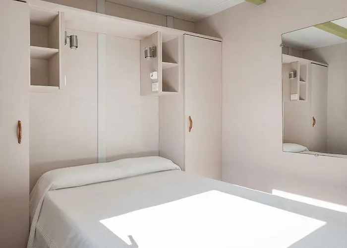 مكان تخييم Holacamp Garrofer 2*